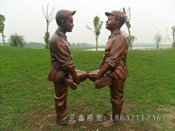 儿童嬉戏撞拐广场铜雕