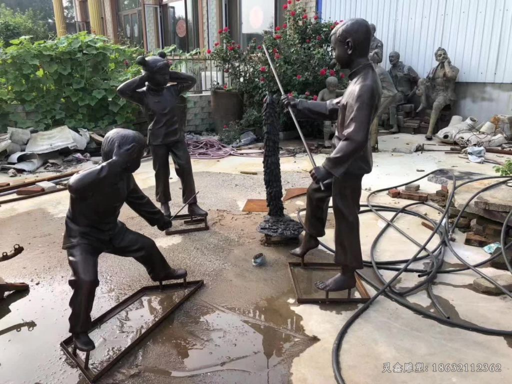 儿童嬉戏放鞭炮户外铜雕