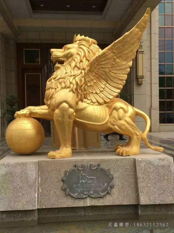 金色踩球狮子城市铜雕