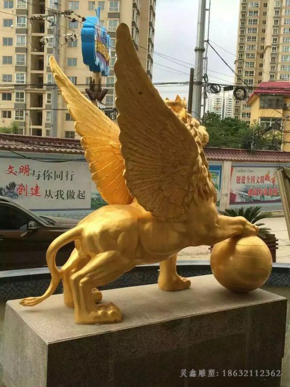 金色踩球狮子广场铜雕
