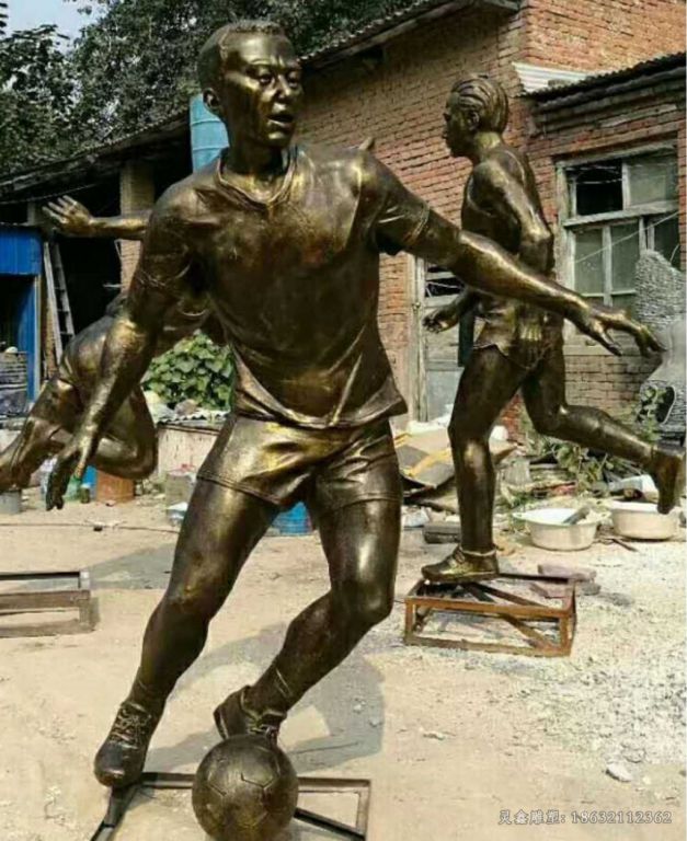踢足球人物城市铜雕