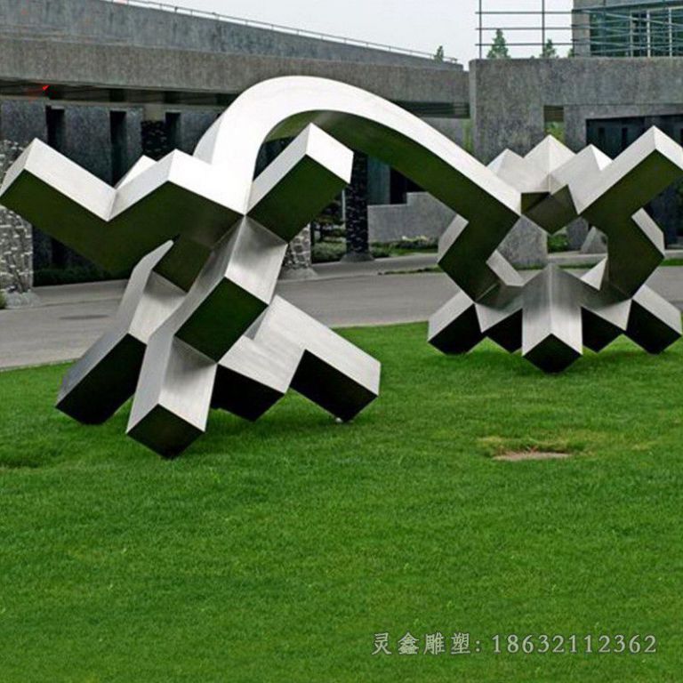 不锈钢镜面几何广场雕塑