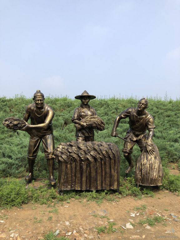 割稻子人物农耕文化铜雕