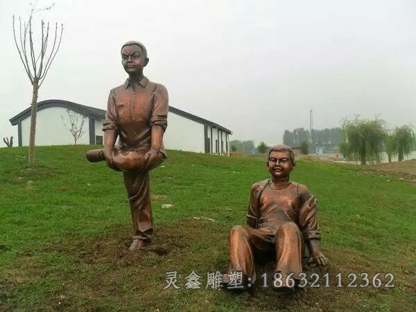 儿童嬉戏撞拐景观铜雕