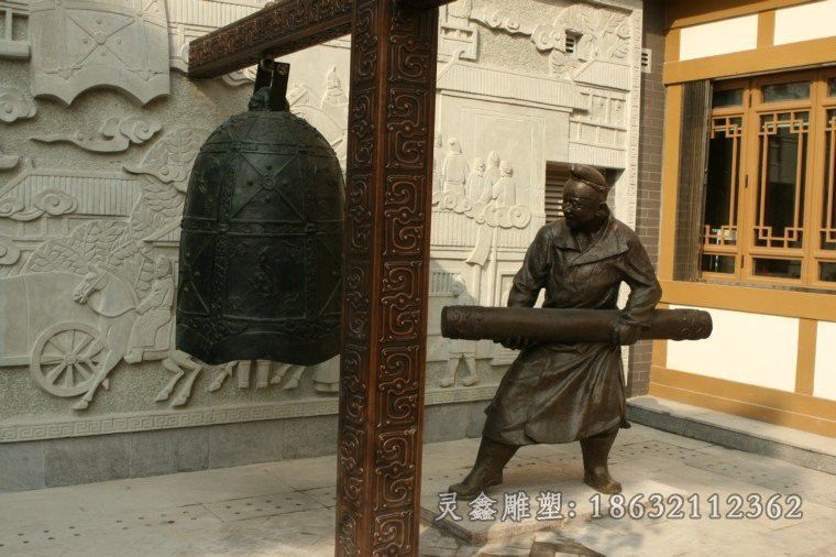 敲钟人物街边景观铜雕