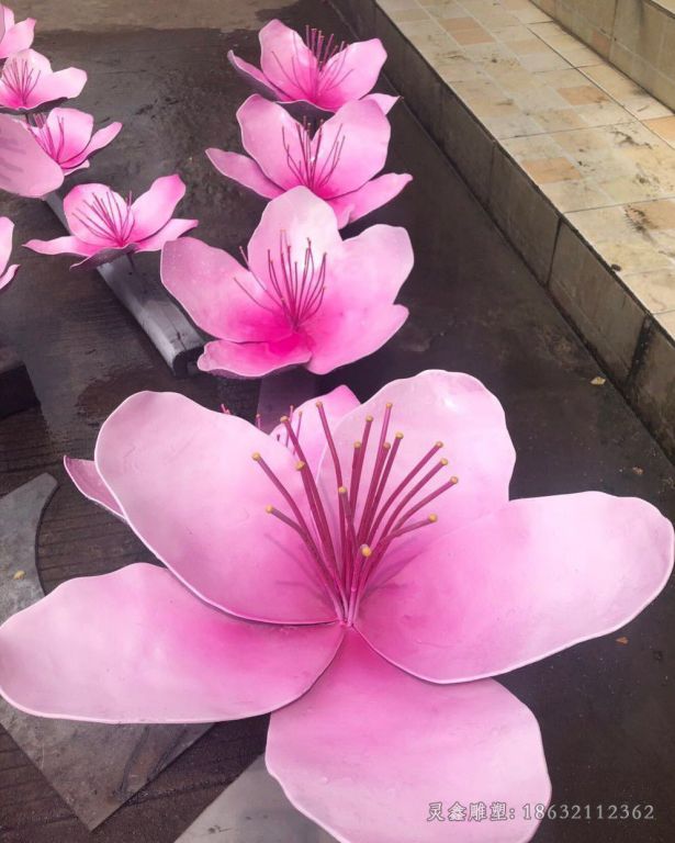 不锈钢彩绘花校园雕塑