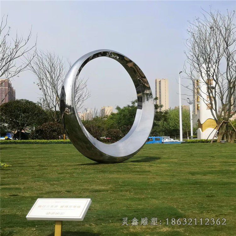 不锈钢镜面圆环公园雕塑