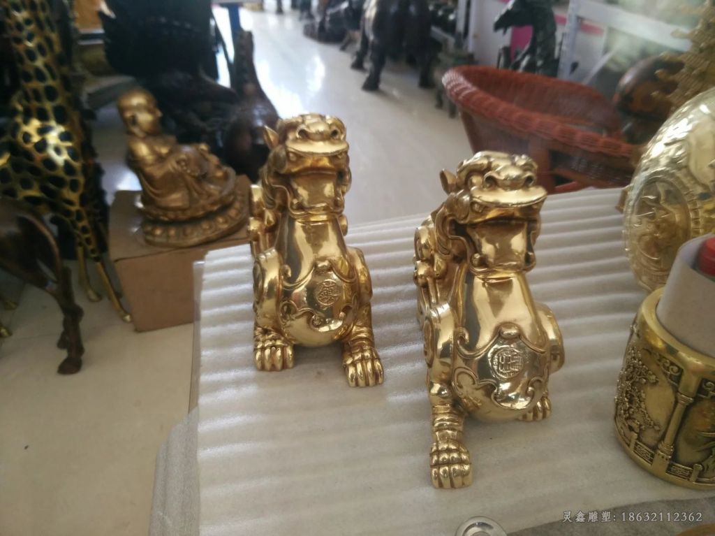金色貔貅商场景观铜雕