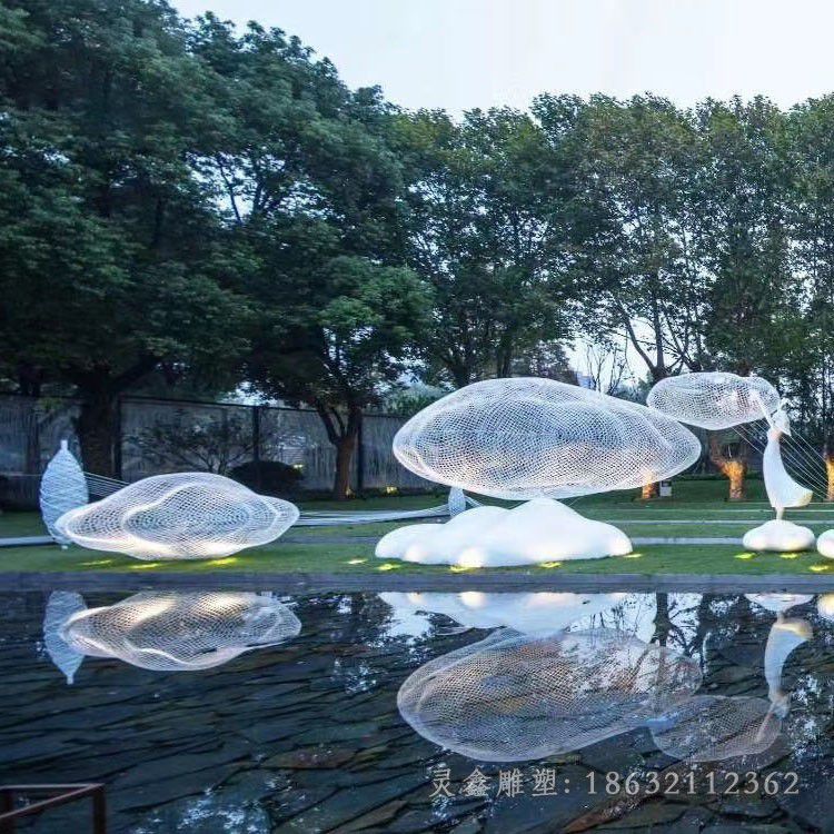 不锈钢镂空云朵城市雕塑