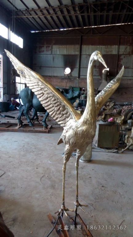金色展翅仙鹤景观铜雕