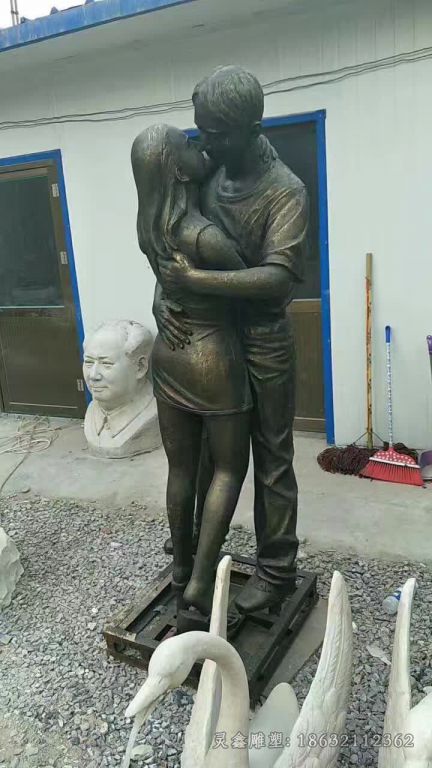 情侣亲吻人物景观铜雕