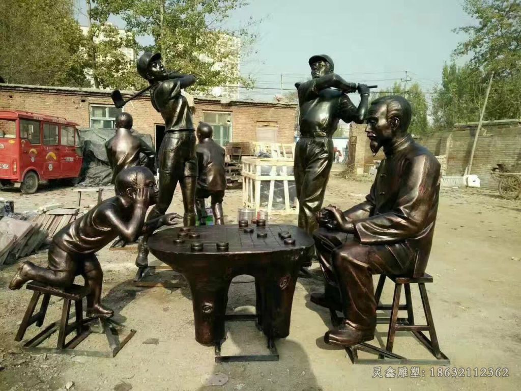 祖孙俩下棋城市铜雕