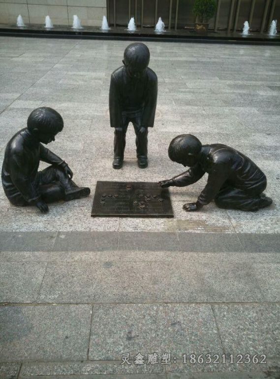 小孩下象棋街边铜雕