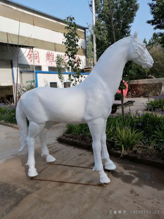 不锈钢白色马广场雕塑