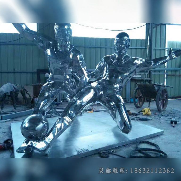 不锈钢踢足球户外雕塑