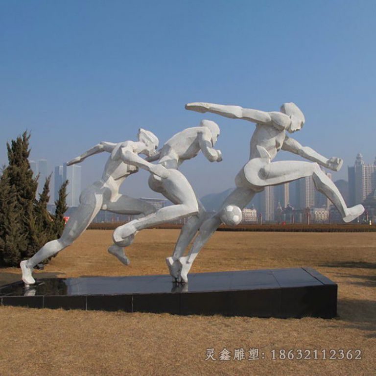 不锈钢踢足球庭院雕塑