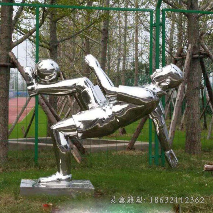 不锈钢踢足球景区雕塑