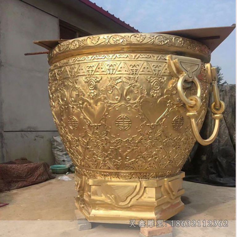金色圆形水缸城市铜雕