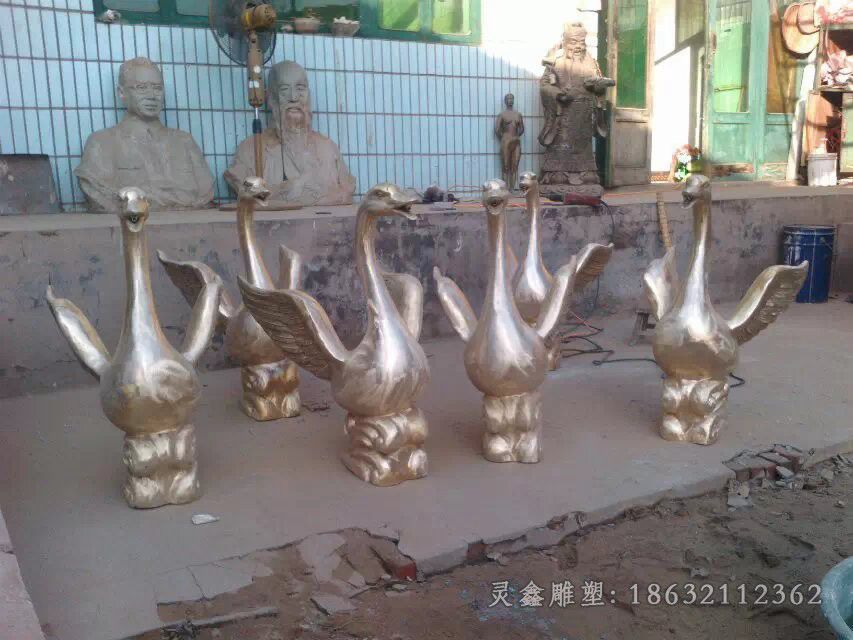 天鹅小区动物景观铜雕