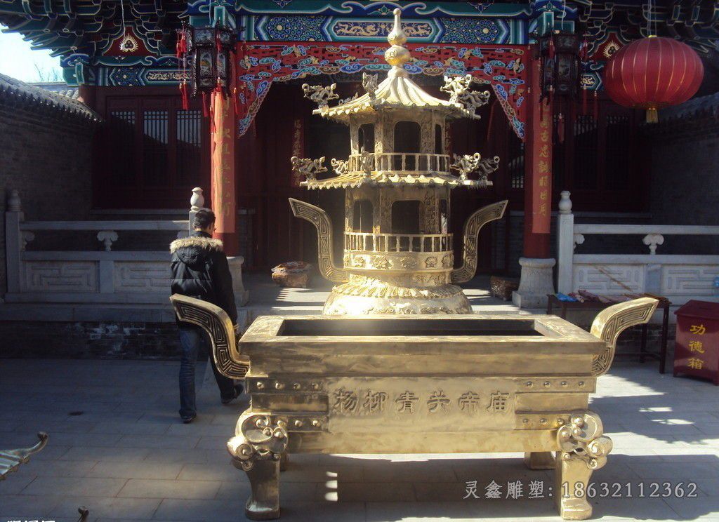 寺庙金色香炉景观铜雕