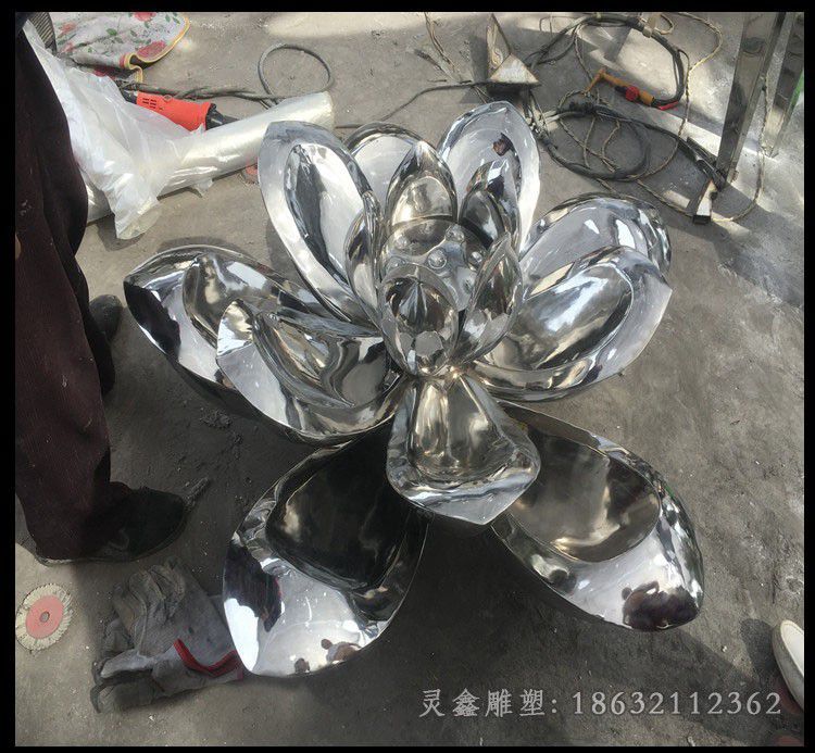 不锈钢镜面莲花城市雕塑