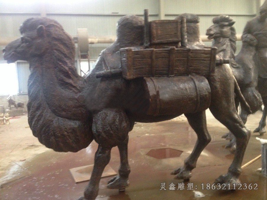 驮行李骆驼城市铜雕