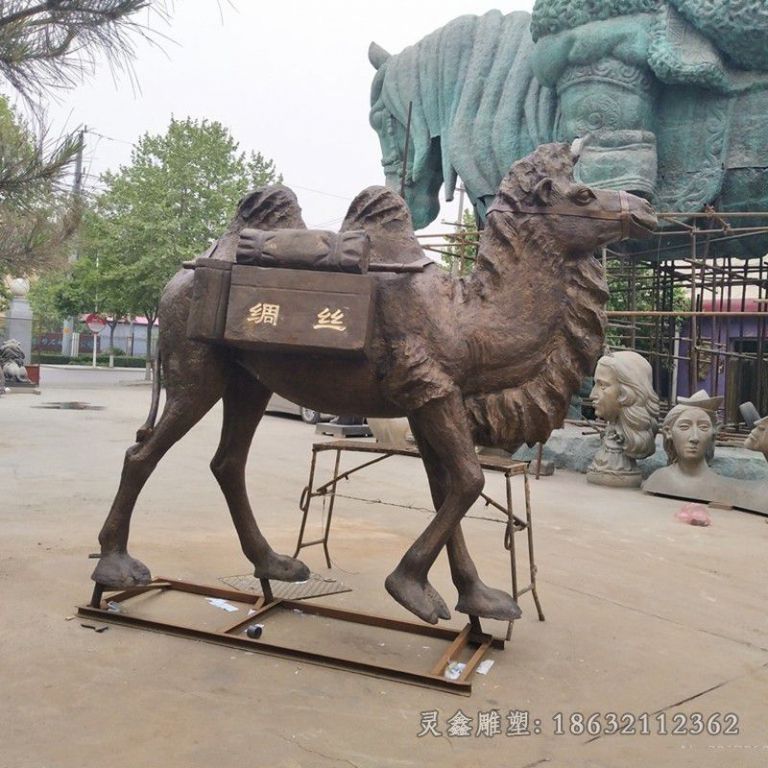 驮行李骆驼景区铜雕