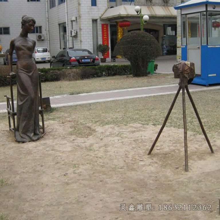 美女照相城市人物铜雕