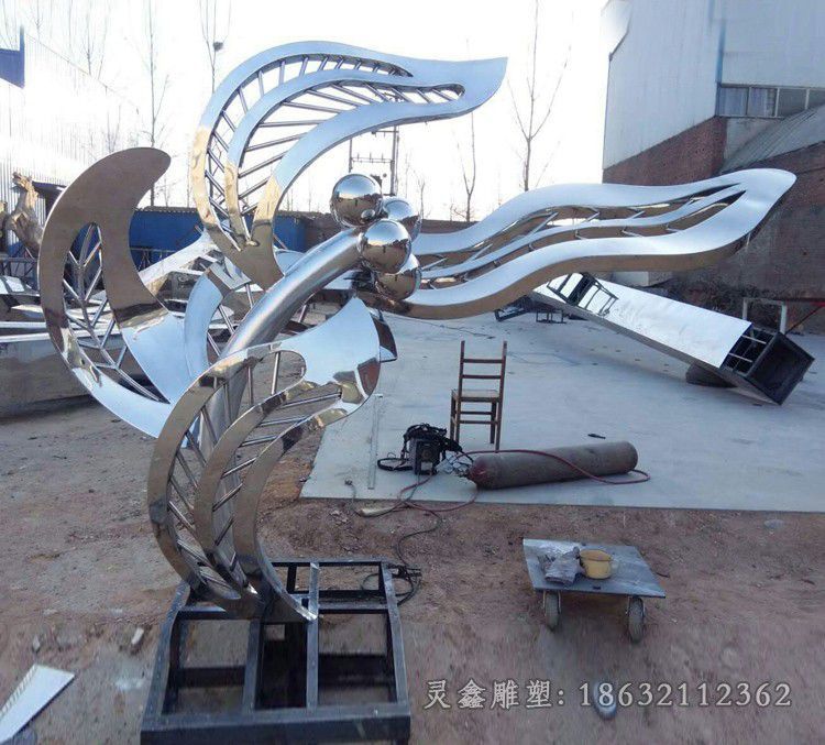 不锈钢飘扬树叶景观雕塑