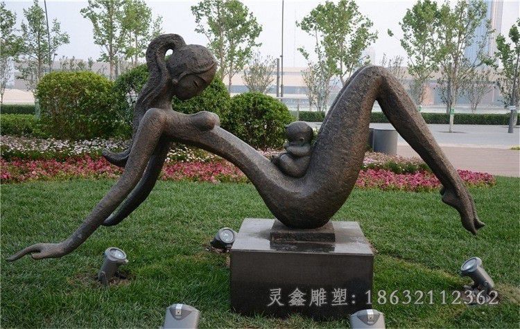抽象母子标志人物铜雕