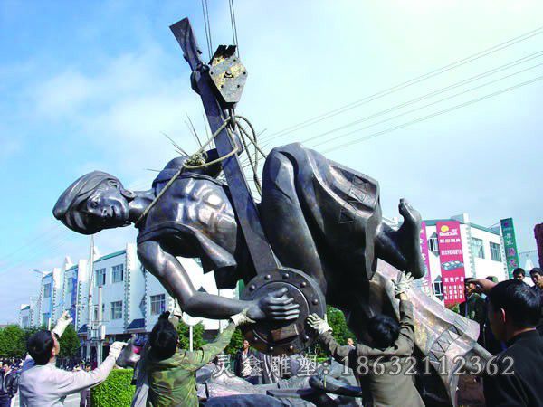 少数民族人物弹琴铜雕