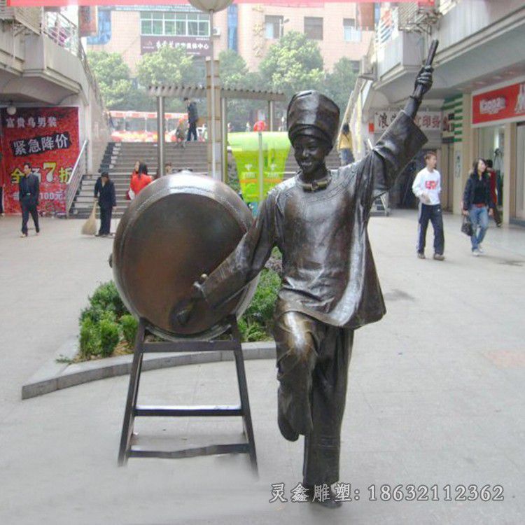 少数民族击鼓景观铜雕