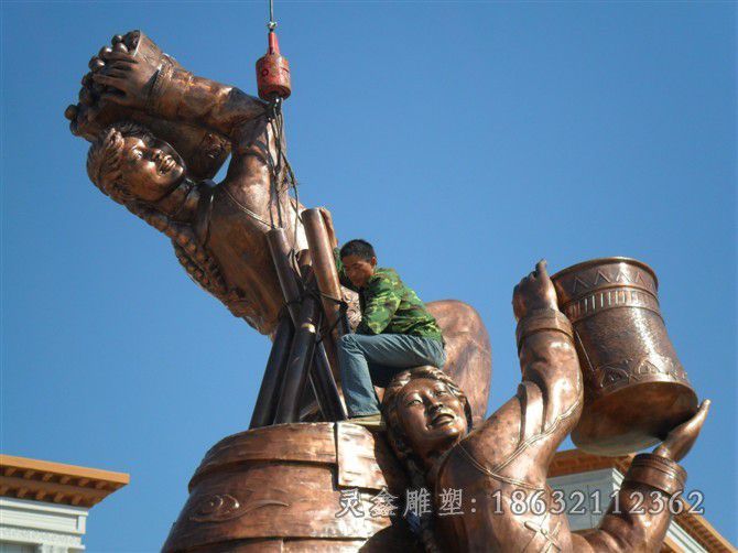 少数民族跳舞城市铜雕