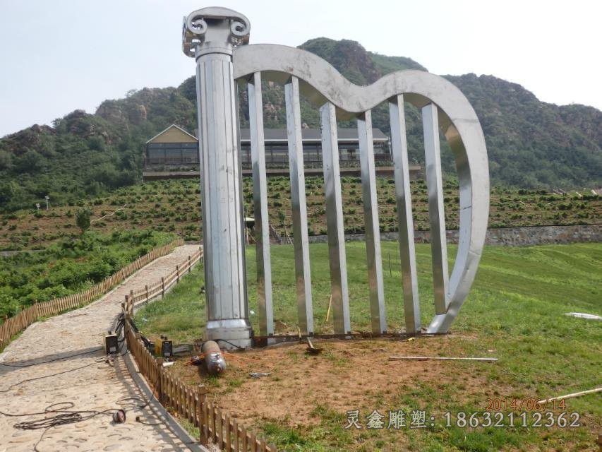 不锈钢竖琴镜面景观雕塑