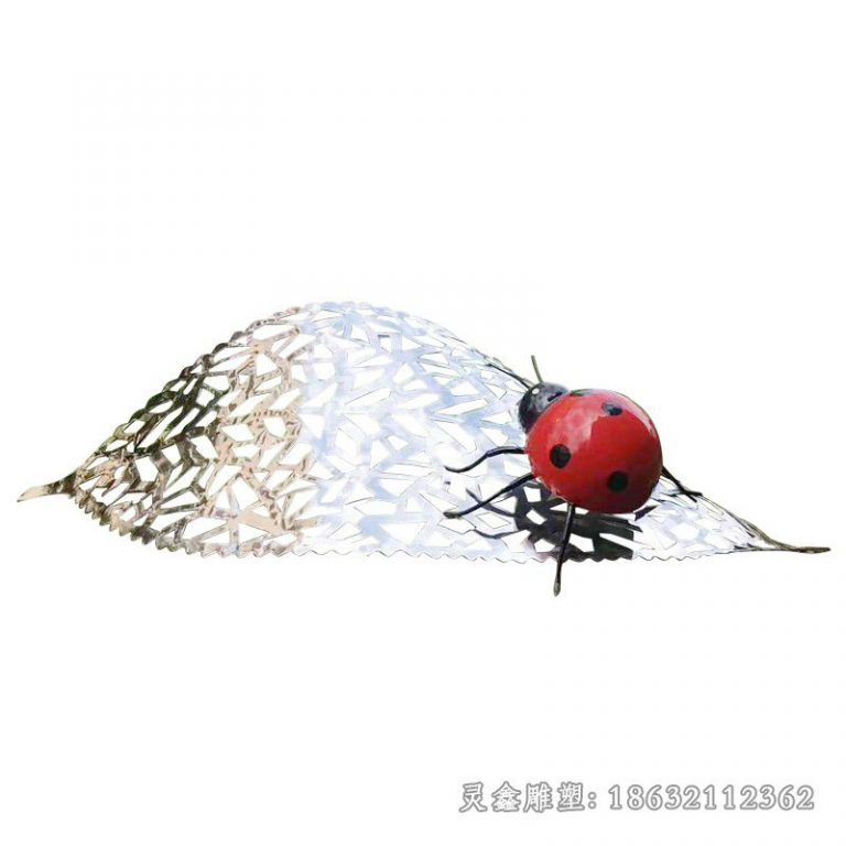 镂空树叶上七星瓢虫雕塑