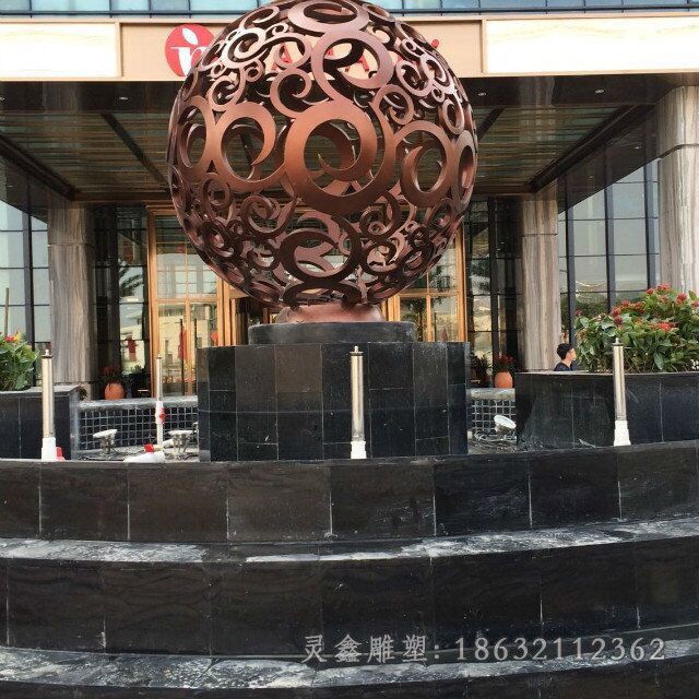 彩绘镂空球抽象景观铜雕