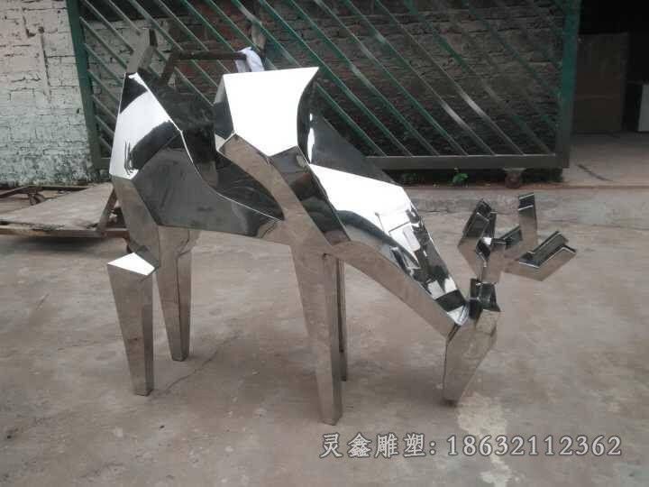 不锈钢低头小鹿动物雕塑