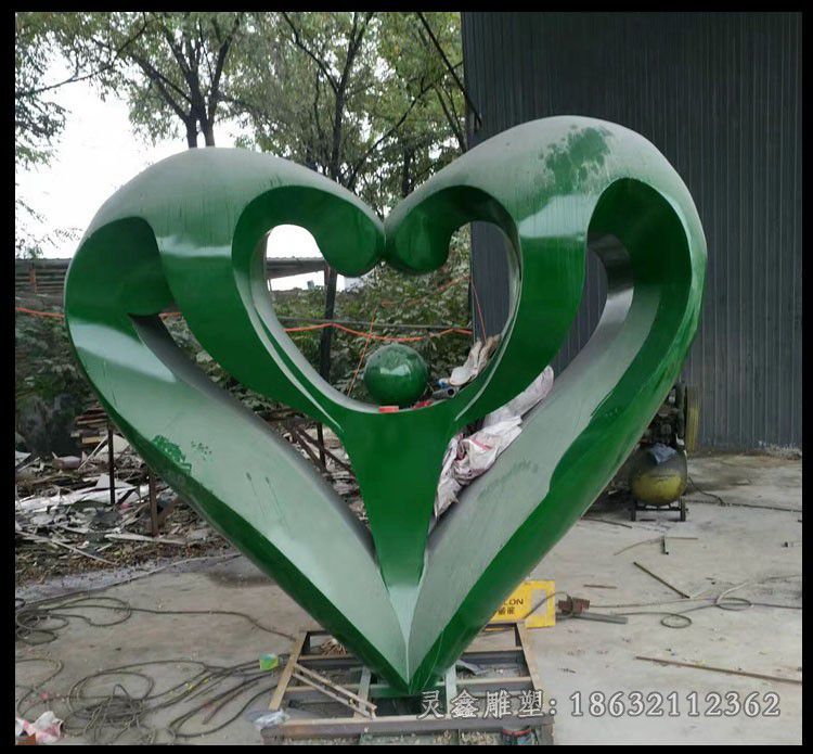 不锈钢心形彩绘景观雕塑
