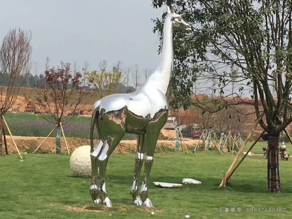 不锈钢镜面长颈鹿动物雕塑