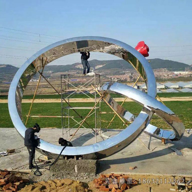 不锈钢钻戒相接抽象雕塑