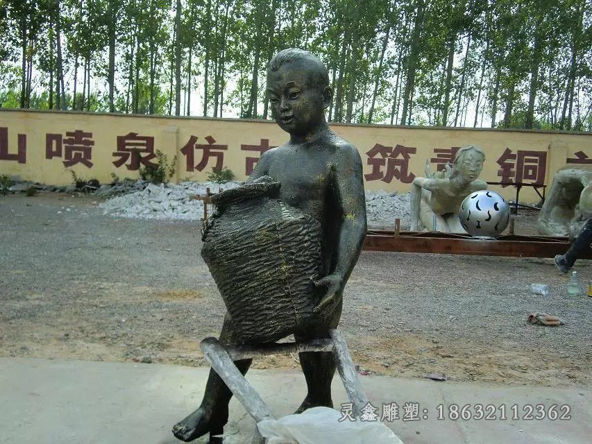 小孩搬鱼篓景观人物铜雕