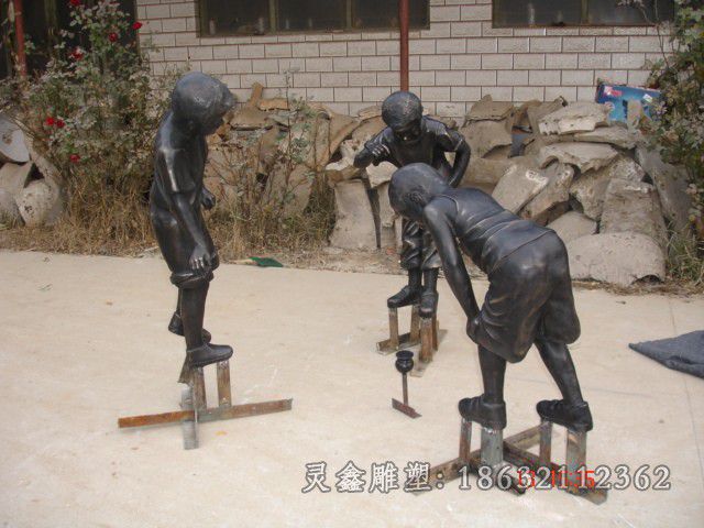 小孩玩耍景区人物铜雕