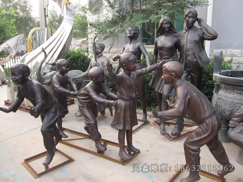 小孩玩耍街边景观铜雕