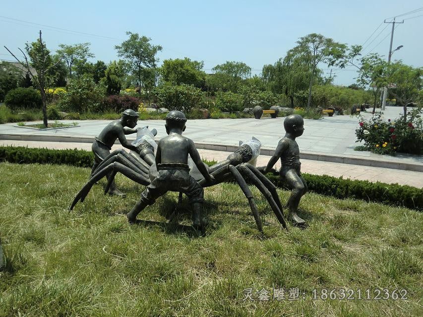 小孩与螃蟹景观铜雕
