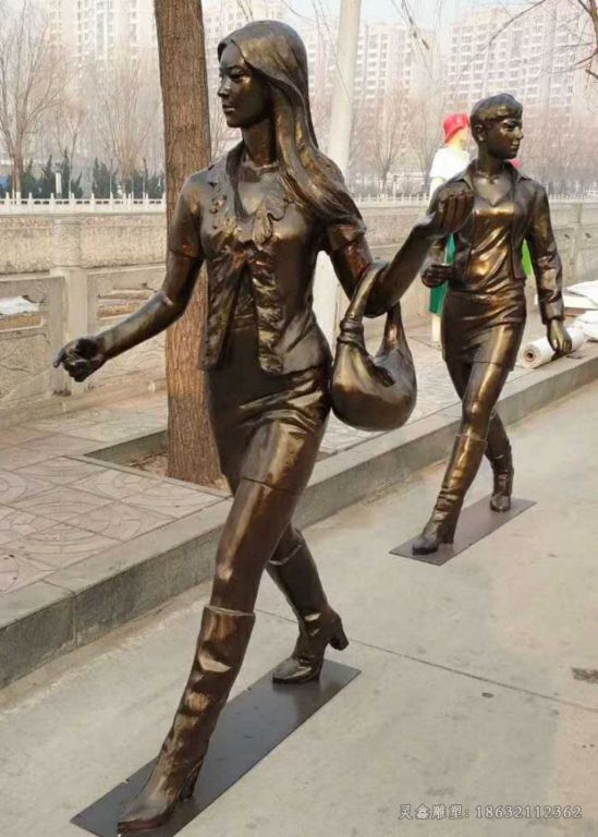 行走女人街边景观铜雕