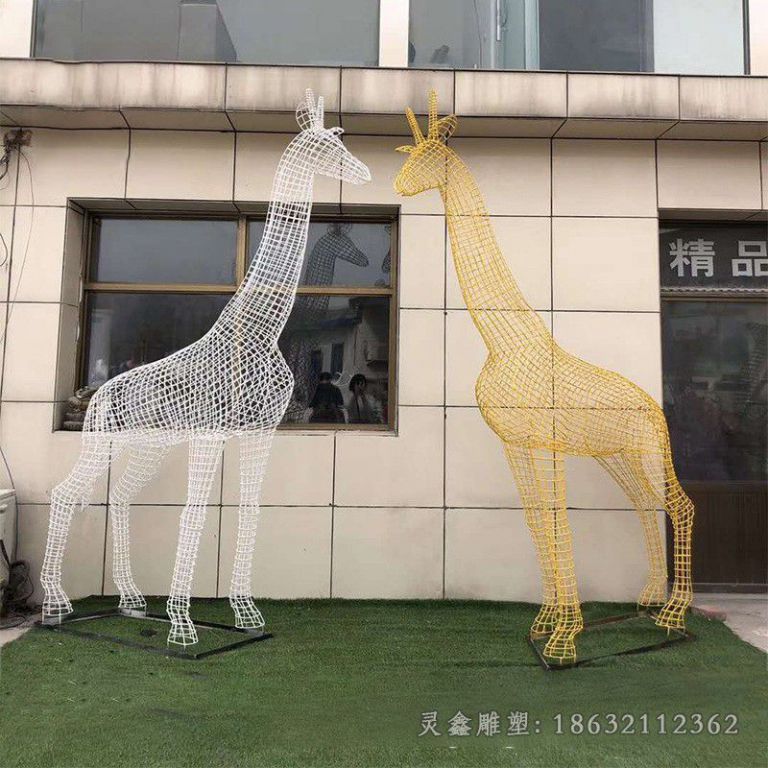 不锈钢镂空长颈鹿彩绘雕塑