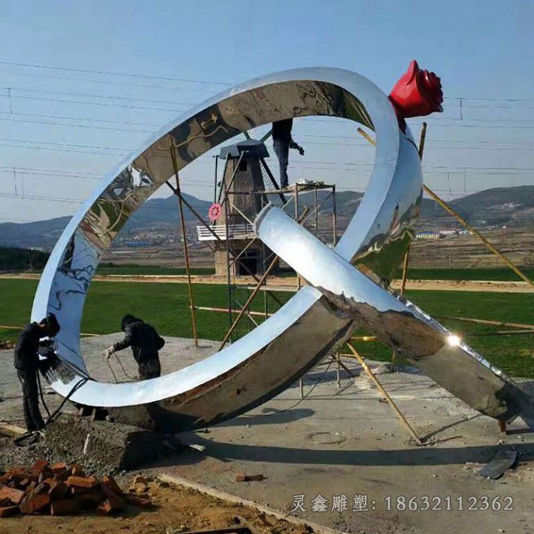 不锈钢婚戒镜面景观雕塑