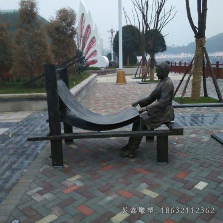 民俗织布城市铜雕