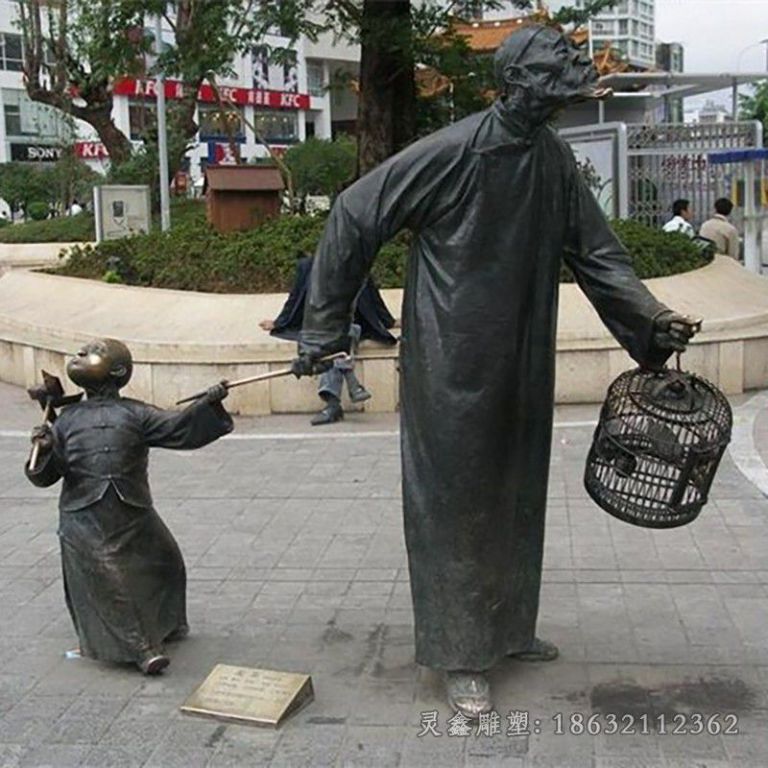 祖孙俩遛鸟街边文化铜雕