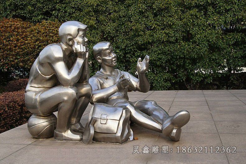 不锈钢学生谈话镜面雕塑